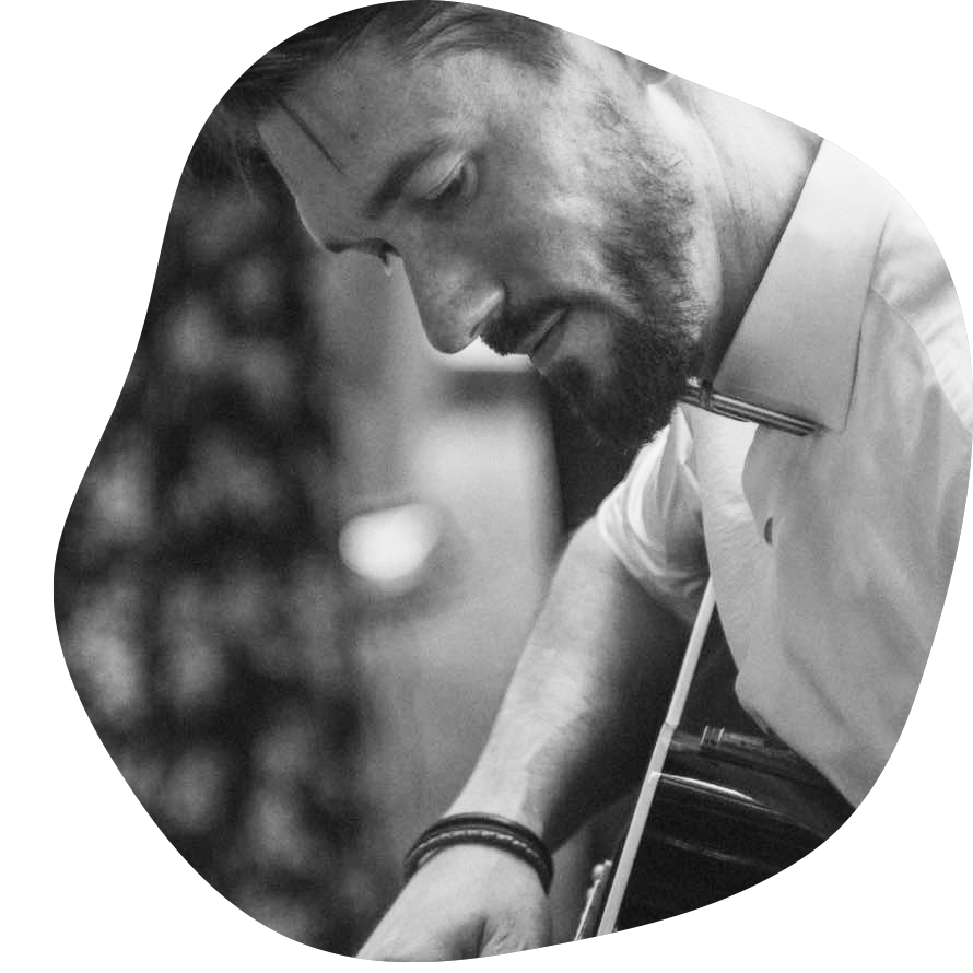 Portrait noir et blanc Gaétan Lamarque Artisan menuisier agenceur en Dordogne-Expertise et savoir-faire sur mesure